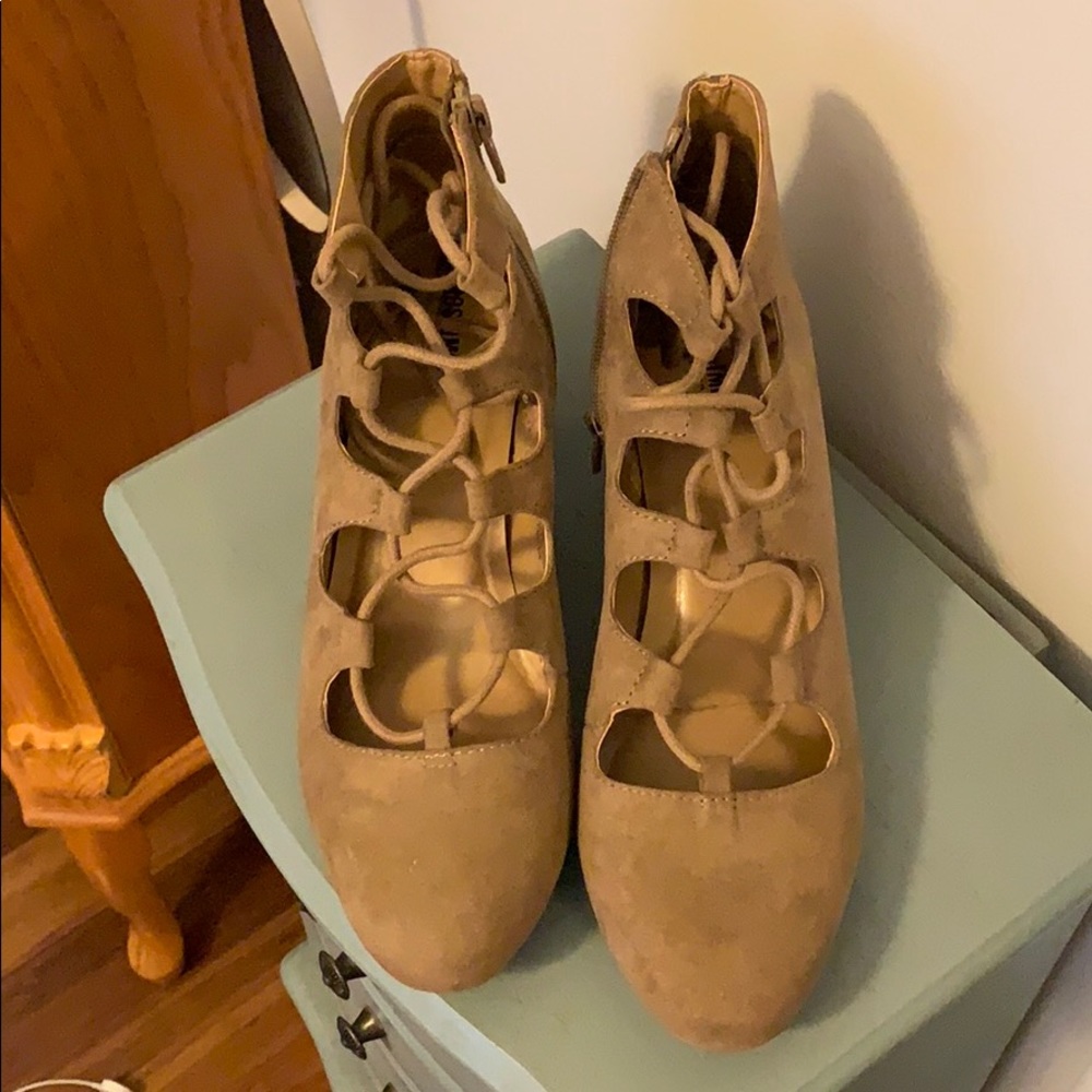 NWOT Mossimo lace up heel